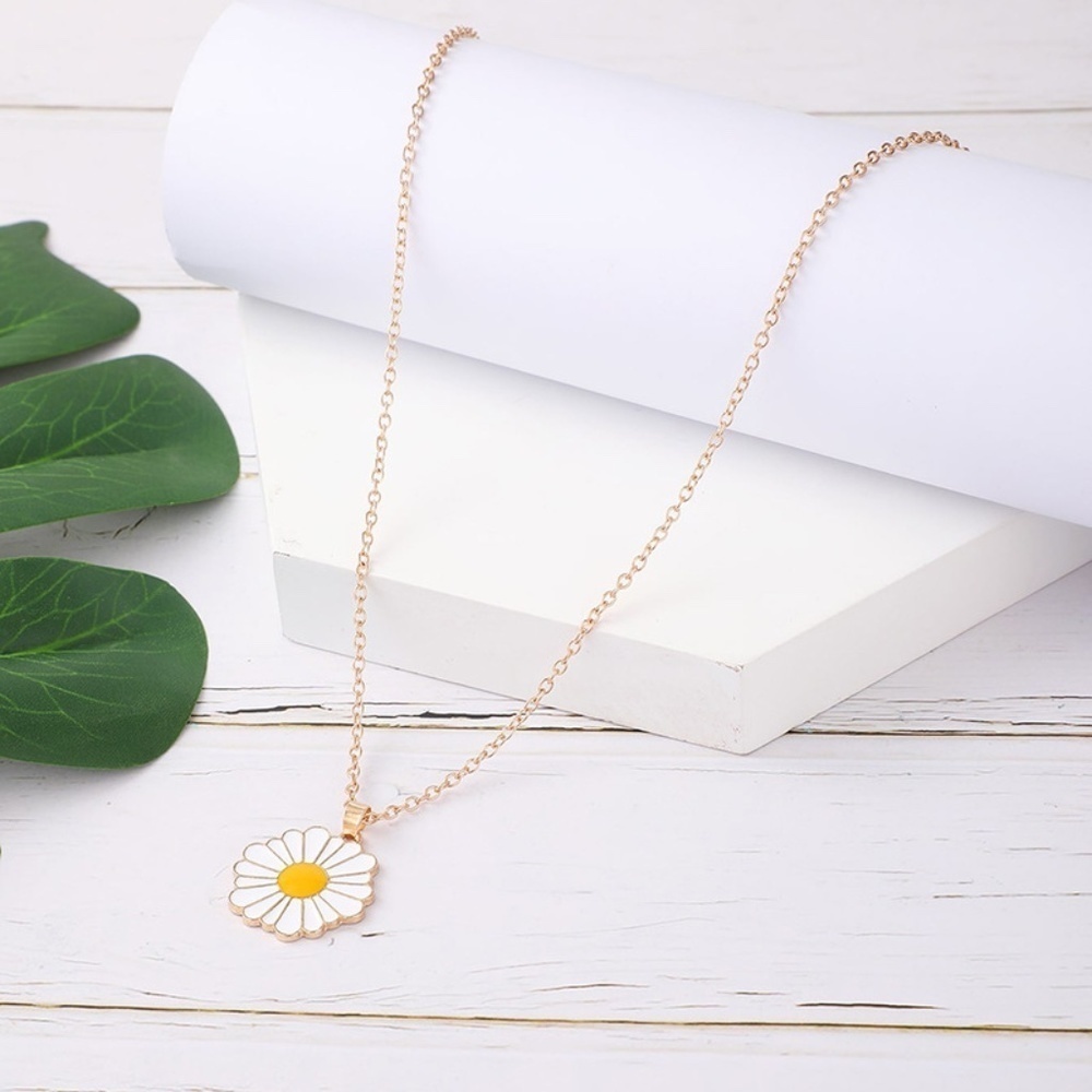 *HALINA* Gold x White Daisy Flower Pendant Fashion Necklace